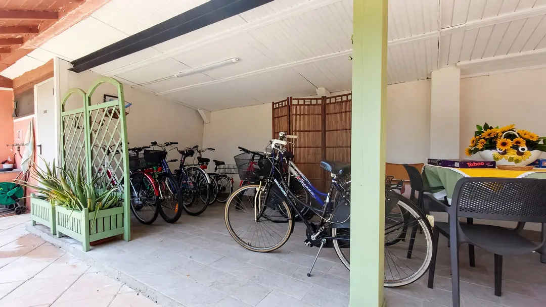 Le biciclette per gli ospiti, parcheggiate sotto il portico comune