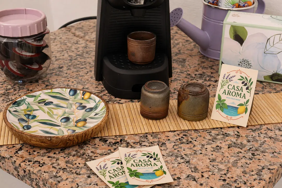 L’angolo caffè del salottino: la macchina del caffè a capsule A Modo Mio e le tazzine