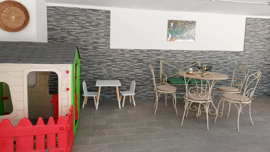 La casetta dei bambini e il tavolino con le seggioline, sotto il portico