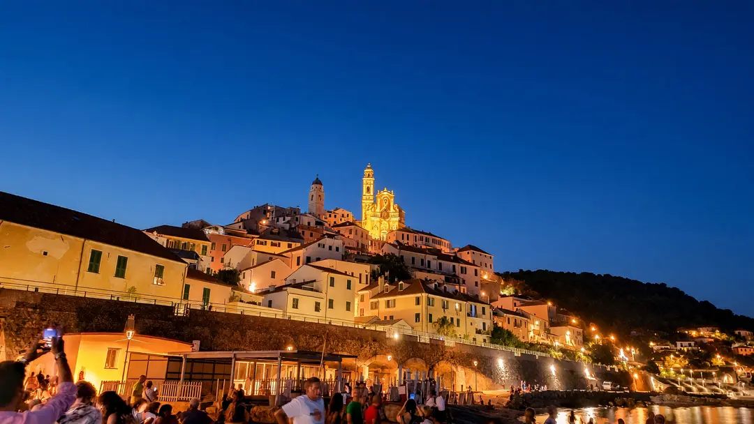 Il borgo di Cervo illuminato al crepuscolo, visto dal lungomare