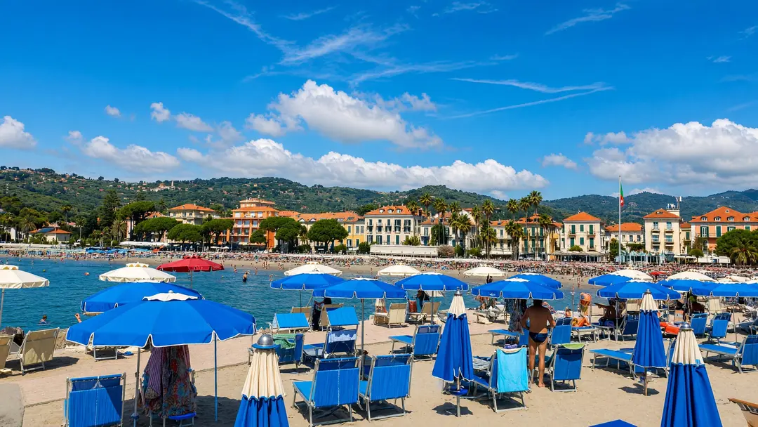 La spiaggia di Diano Marina con gli ombrelloni blu e il golfo