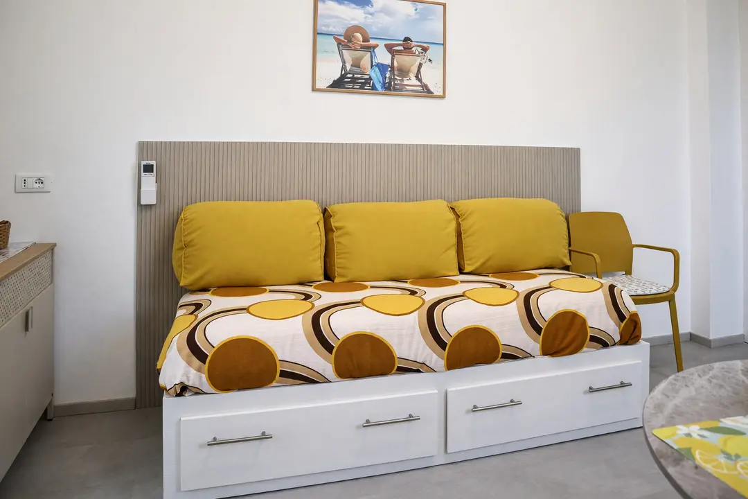 Il divano letto del soggiorno, che apre in un letto singolo