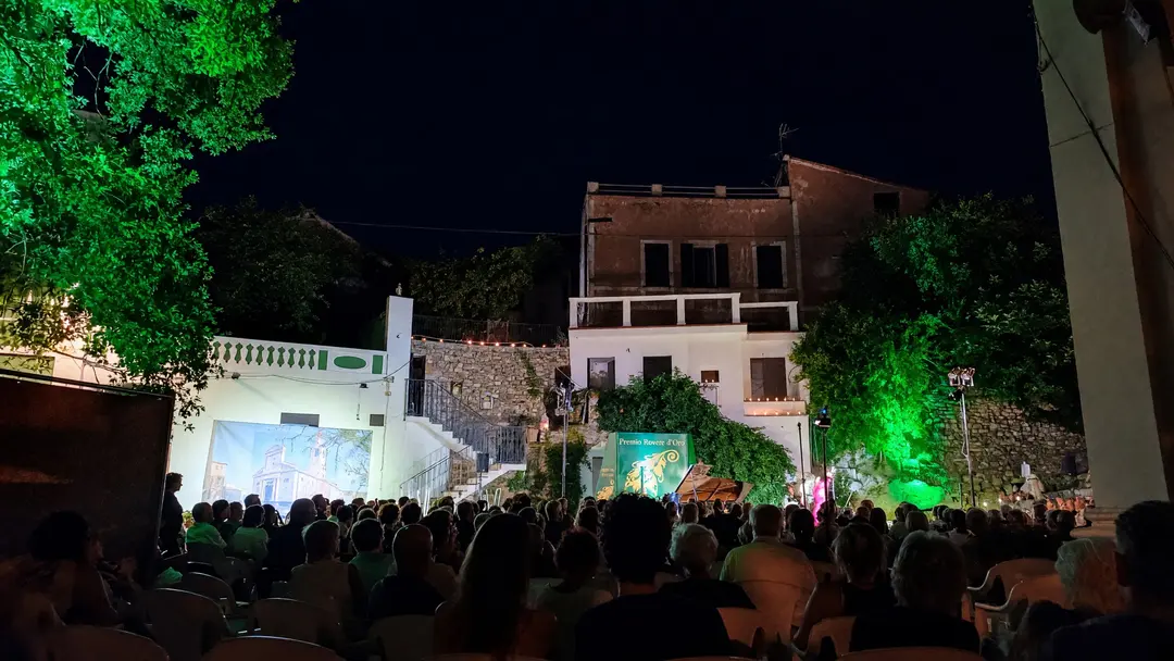 Un concerto serale del Premio Rovere d’Oro, con il pubblico seduto davanti al palco e al pianoforte