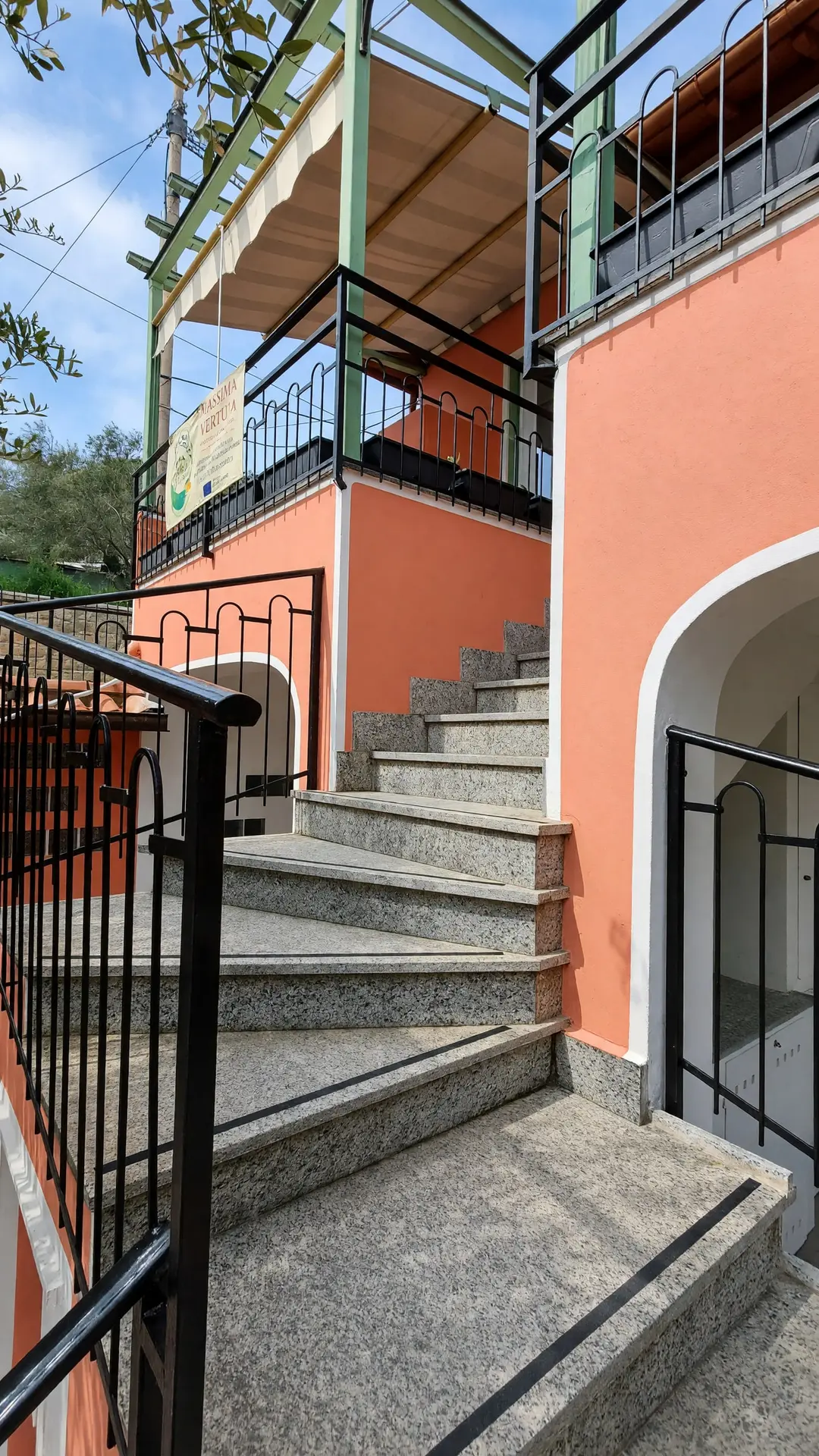 La scala esterna in granito che sale ai due appartamenti del primo piano