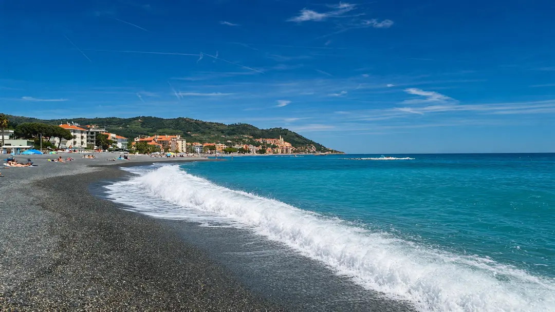 La spiaggia di San Bartolomeo al Mare e il paese di Cervo sulla collina