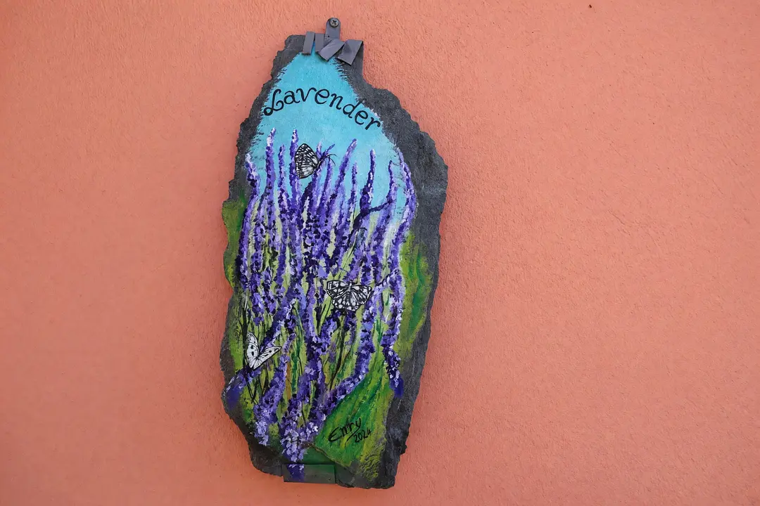 La targa in ardesia dipinta a mano dell’appartamento Lavanda: lavanda in fiore e farfalle