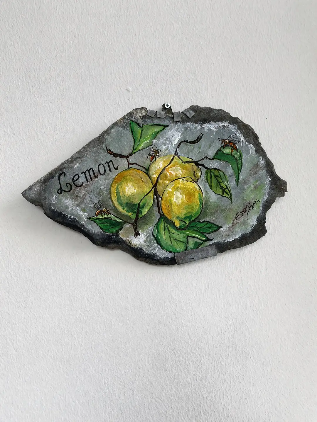 La targa in ardesia dipinta a mano dell’appartamento Limone: un ramo di limoni
