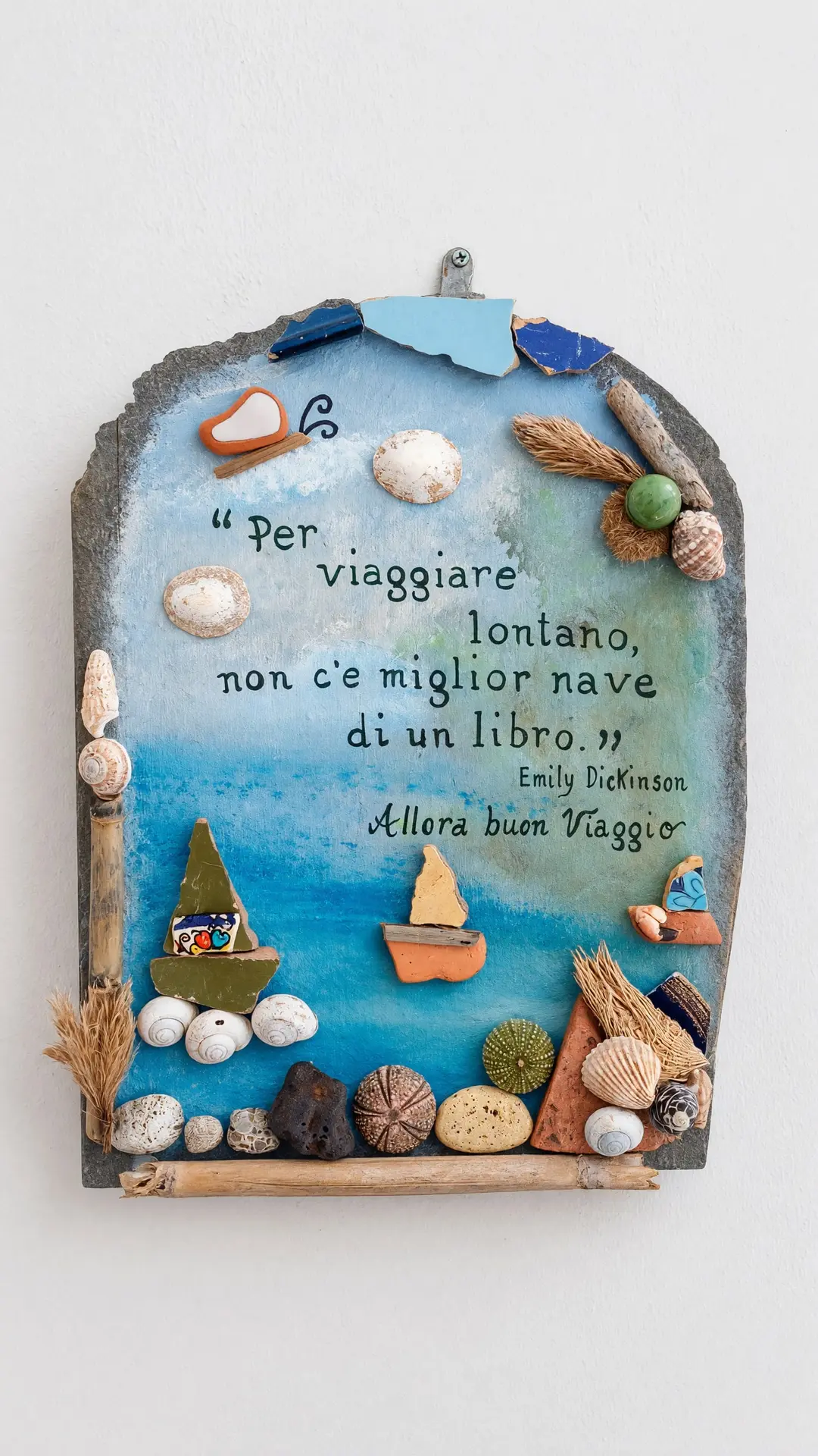 La tegola dipinta a mano dell’angolo lettura, con le conchiglie e i versi di Emily Dickinson